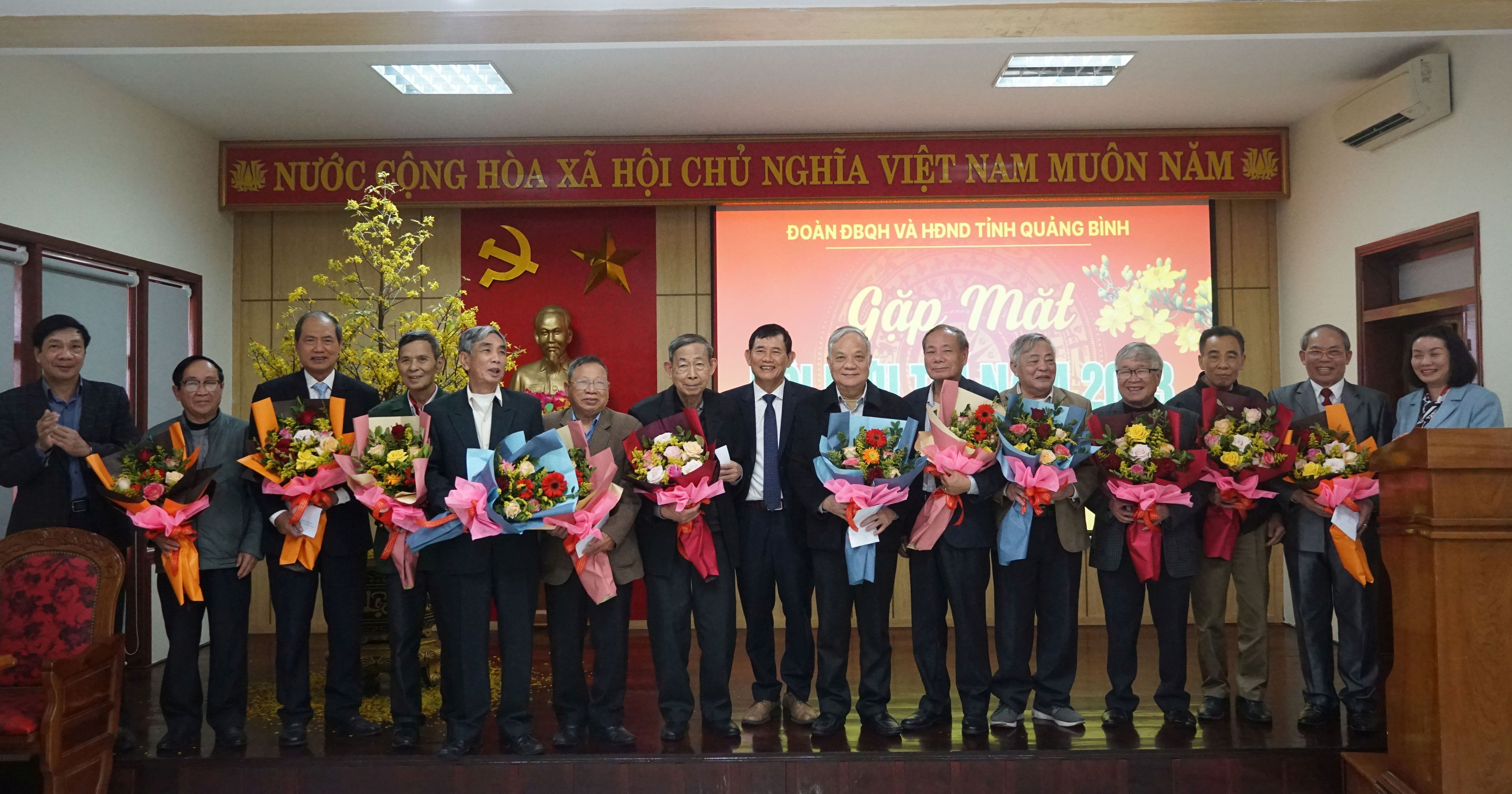 Hội hưu trí Đoàn ĐBQH-HĐND tỉnh tặng hoa mừng thọ cho các hội viên cao tuổi. 