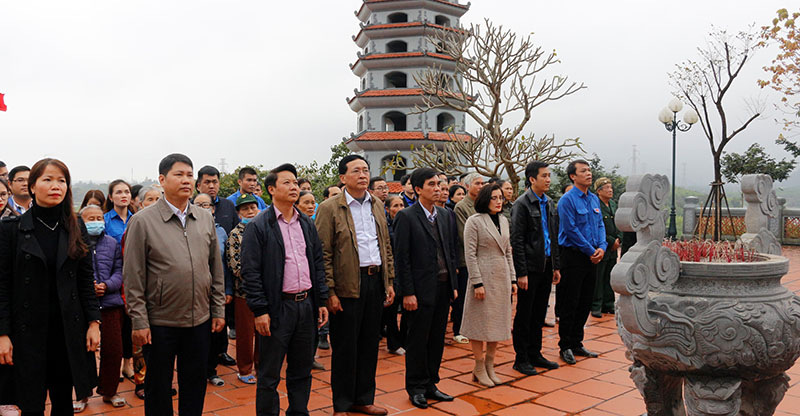 Các đại biểu trồng cây tại khu vực Đền tưởng niệm liệt sỹ Trường Sơn-Bến phà Long Đại.
