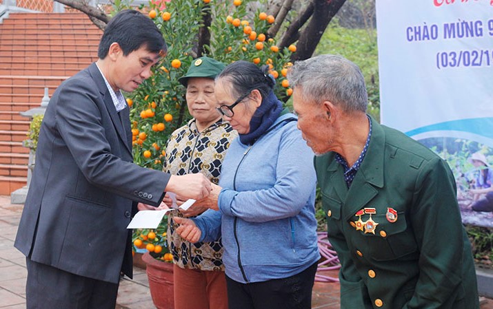 Đồng chí Nguyễn Thanh Lam, Bí thư Đảng ủy Khối các cơ quan tỉnh tặng quà cho các cựu Thanh niên xung phong. 