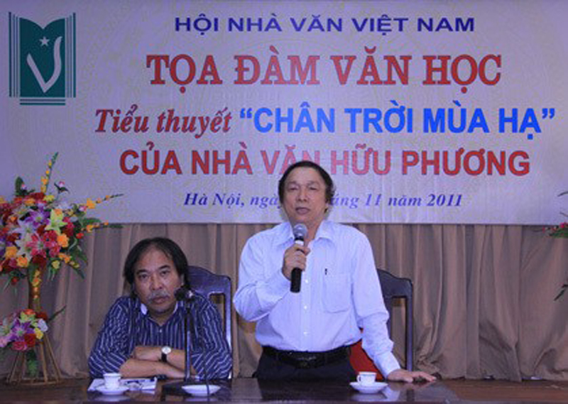 Nhà văn Hữu Phương phát biểu tại cuộc toạ đàm.