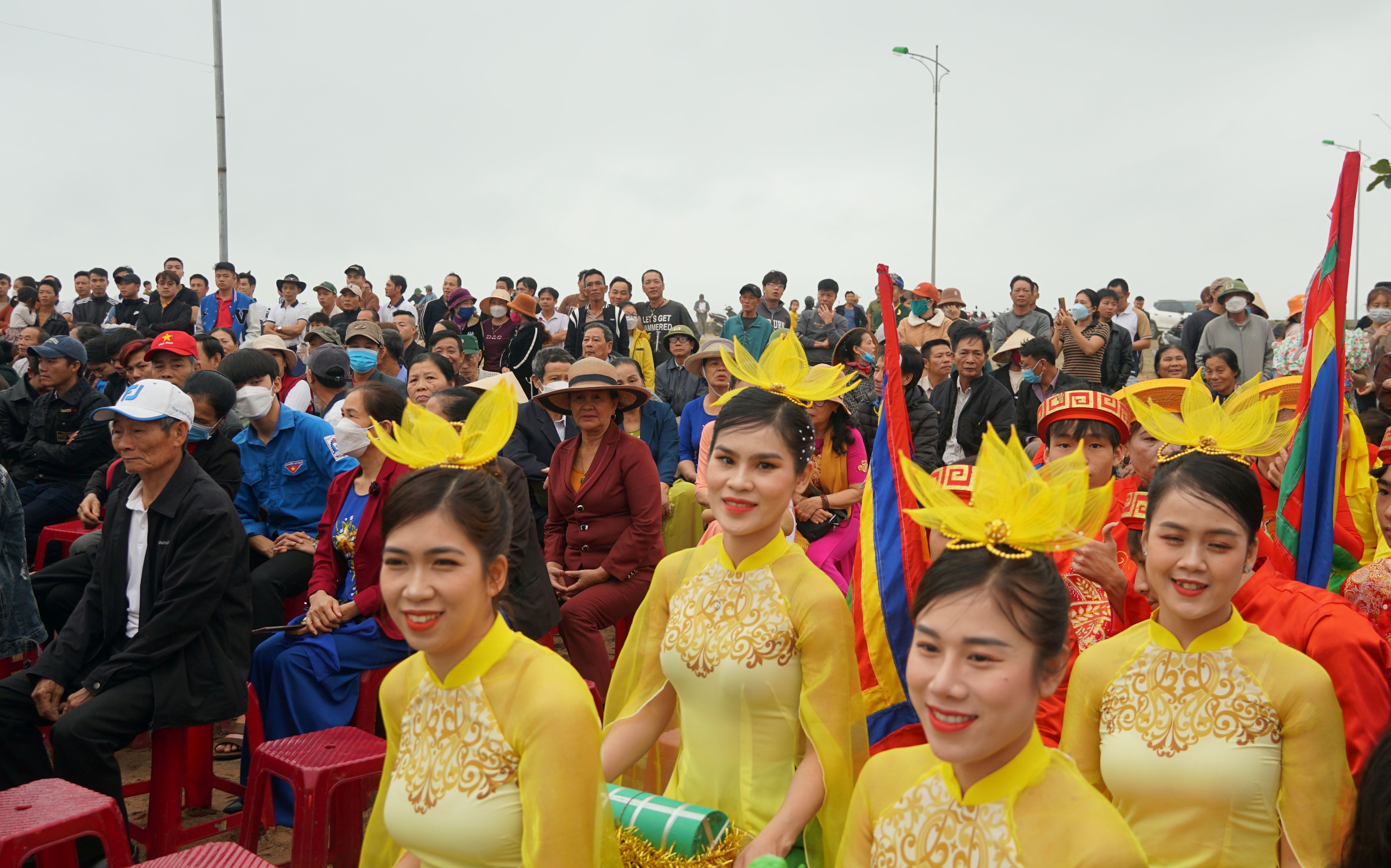Đông đảo ngư dân và du khách tham dự lễ hội.