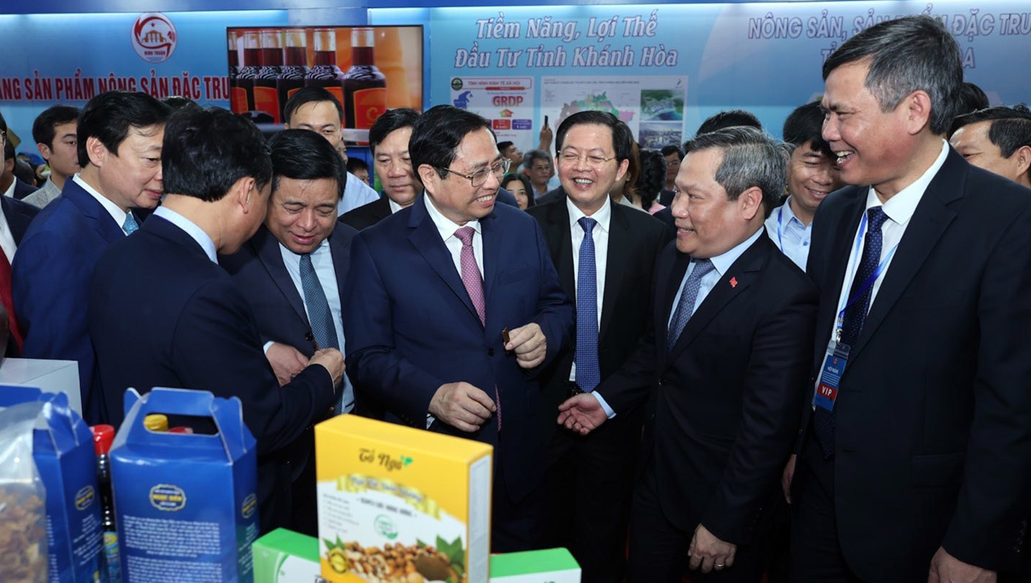 Thủ tướng Chính phủ Phạm Minh Chính tham quan gian trưng bày sản phẩm OCOP và sản phẩm nông nghiệp tiêu biểu của tỉnh