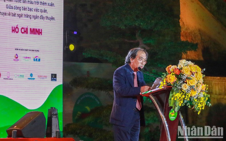 Nhà thơ Nguyễn Quang Thiều phát biểu khai mạc đêm nghệ thuật thơ.