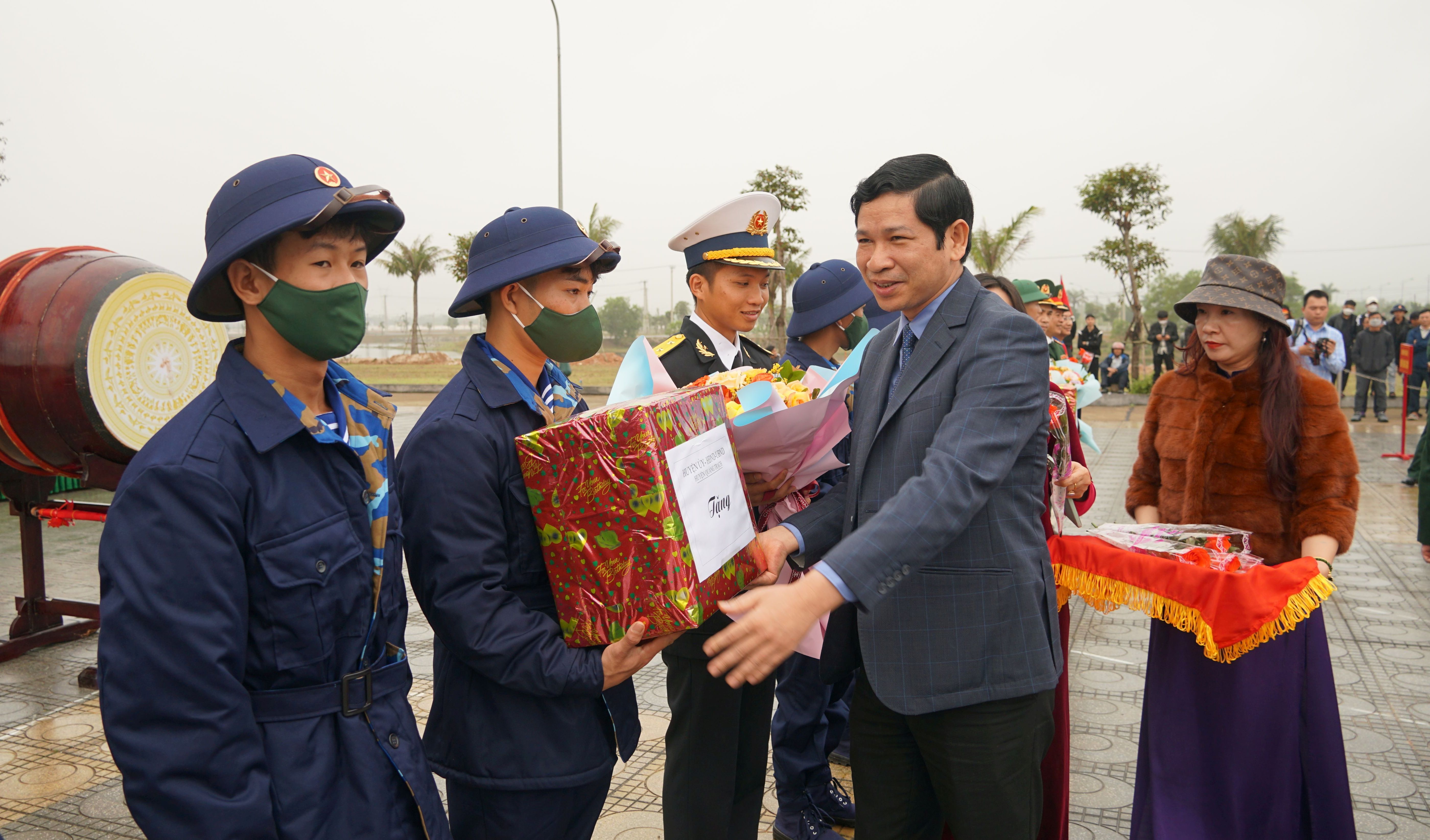 Đồng chí Phó Chủ tịch UBND tỉnh Hồ An Phong tặng hoa và quà động viên các tân binh huyện Quảng Trạch lên đường làm nhiệm vụ bảo vệ Tổ quốc.