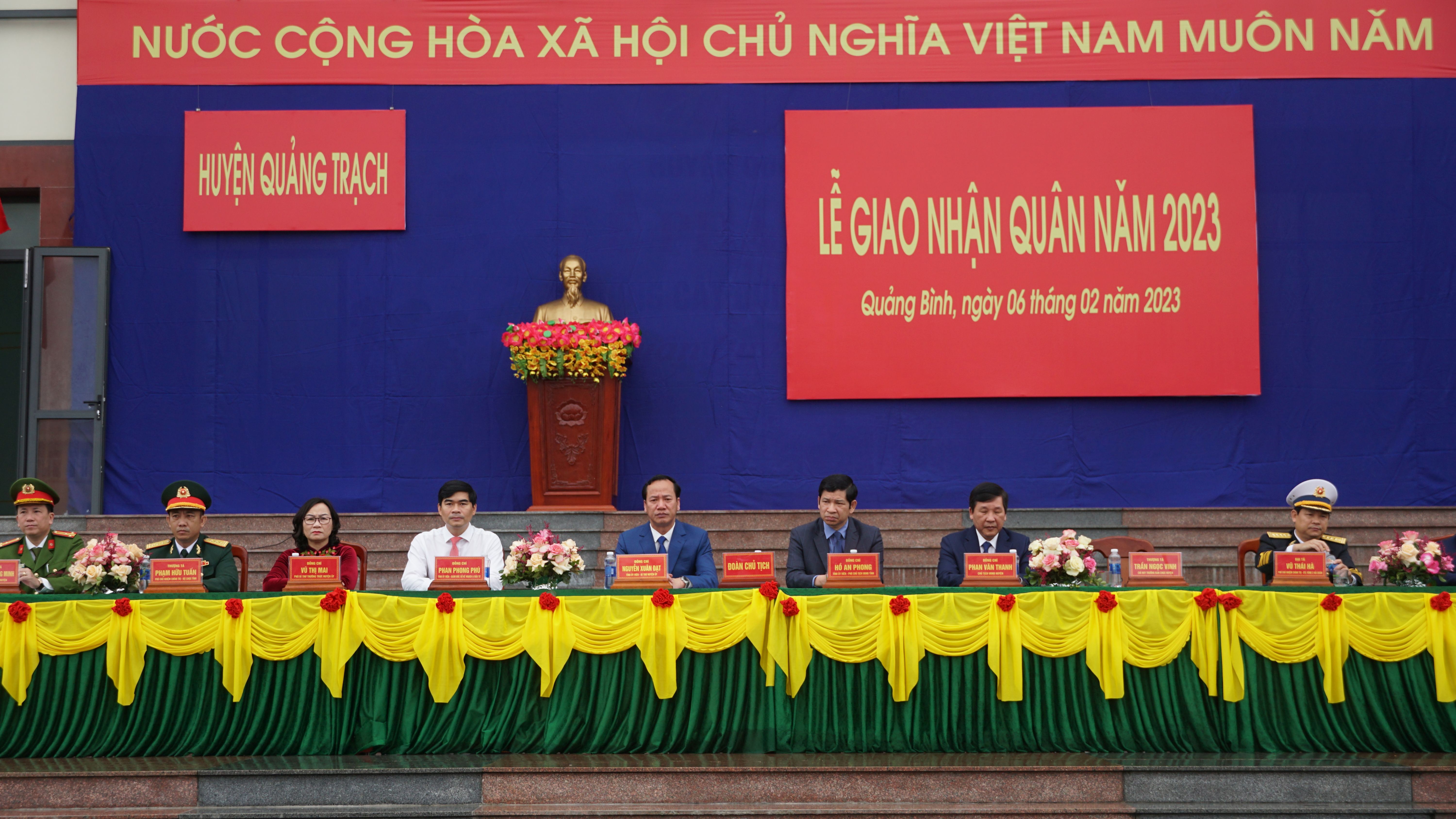  Đoàn chủ tịch dự lễ giao nhận quân huyện Quảng Trạch.
