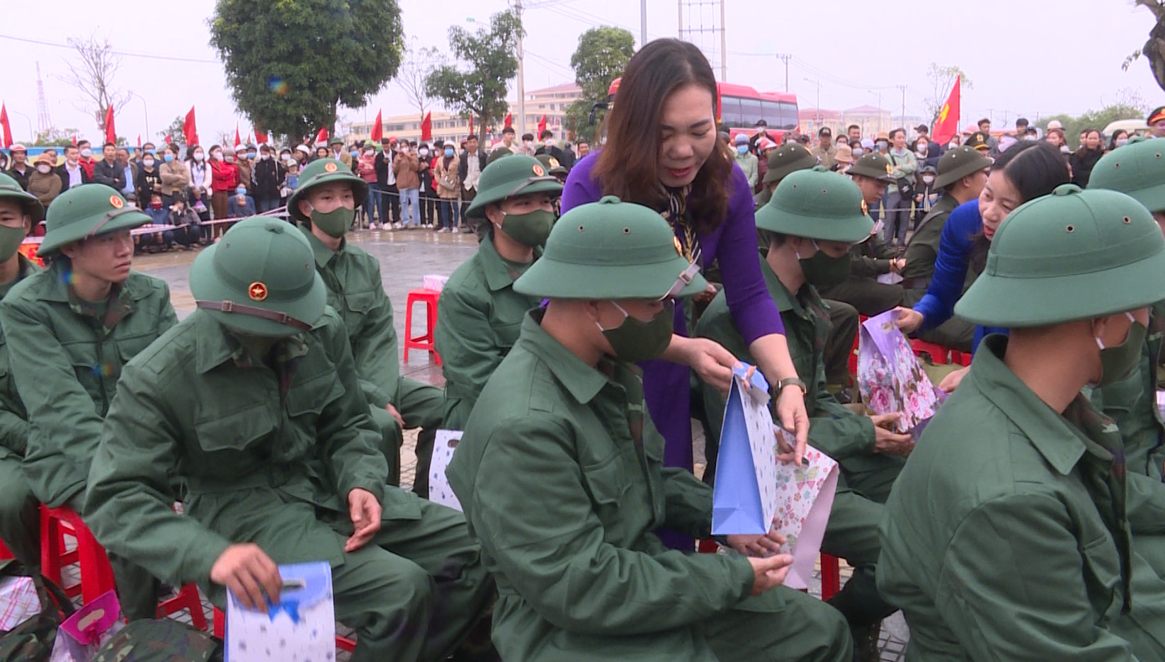Hội Liên hiệp phụ nữ huyện Quảng Trạch tặng quà cho các tân binh.