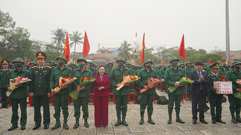 Đồng chí Chủ tịch Ủy ban MTTQ Việt Nam tỉnh Phạm Thị Hân và lãnh đạo địa phương tặng hoa, quà cho các tân binh.