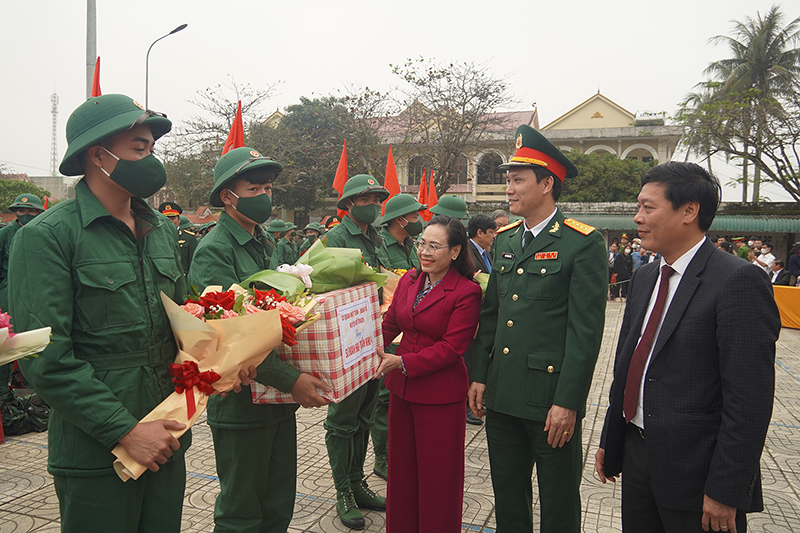 Đồng chí Chủ tịch Ủy ban MTTQ Việt Nam tỉnh Phạm Thị Hân và lãnh đạo địa phương tặng hoa, quà cho các tân binh.