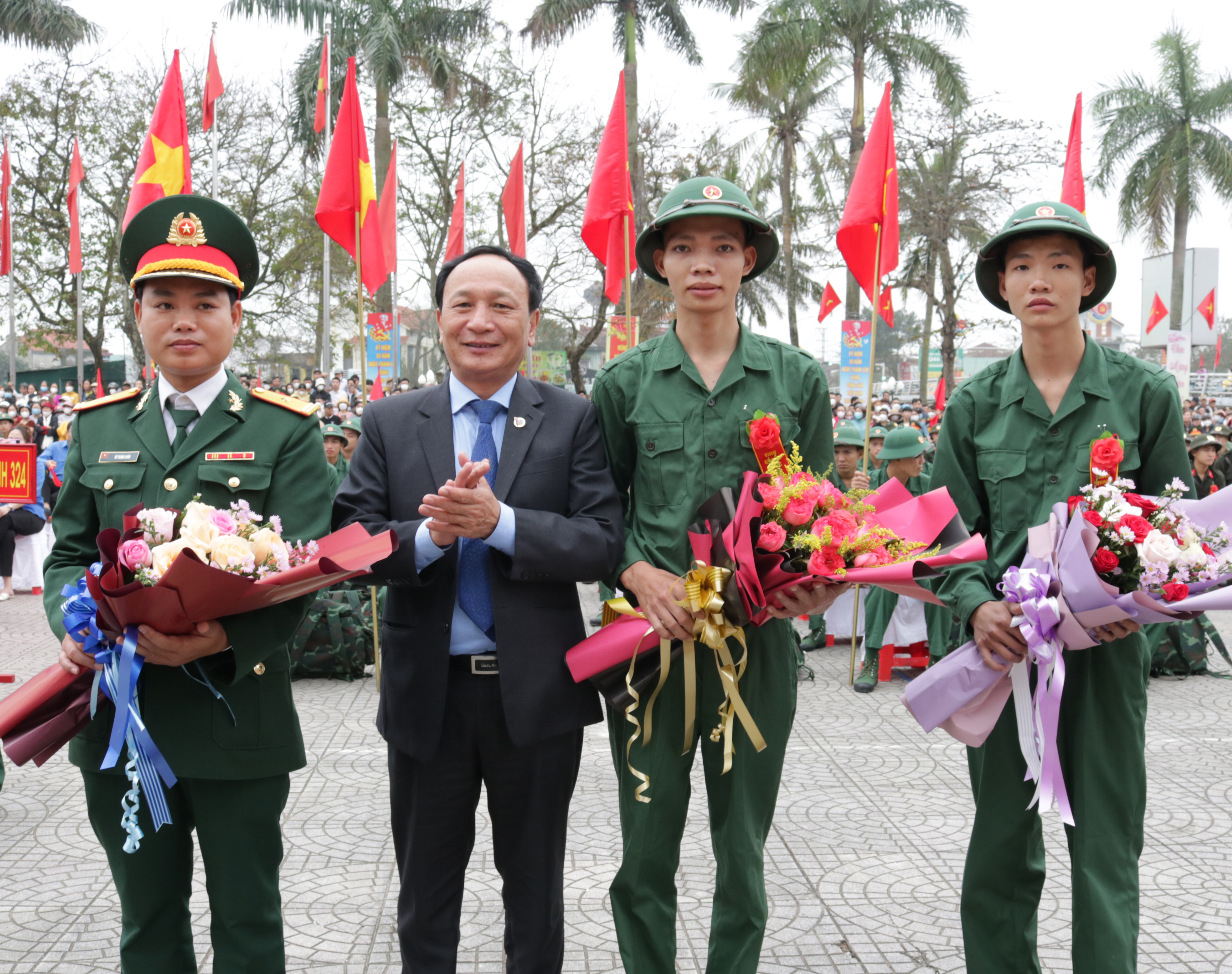 Đồng chí Trần Hải Châu, Phó Bí thư Thường trực Tỉnh ủy, Chủ tịch HĐND tỉnh tặng hoa động viên các tân binh.