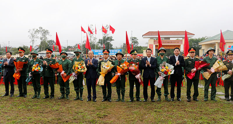 Lãnh đạo huyện Tuyên Hóa tặng hoa, động viên các tân binh lên đường nhập ngũ.