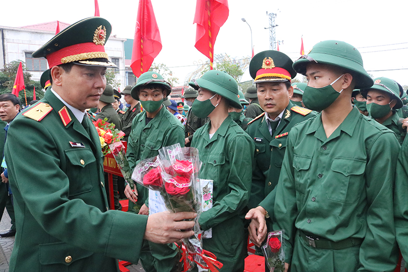 Thiếu tướng Lê Văn Vỹ, Phó tham mưu trưởng Quân khu 4 tặng hoa, động viên các chiến sỹ tân binh.