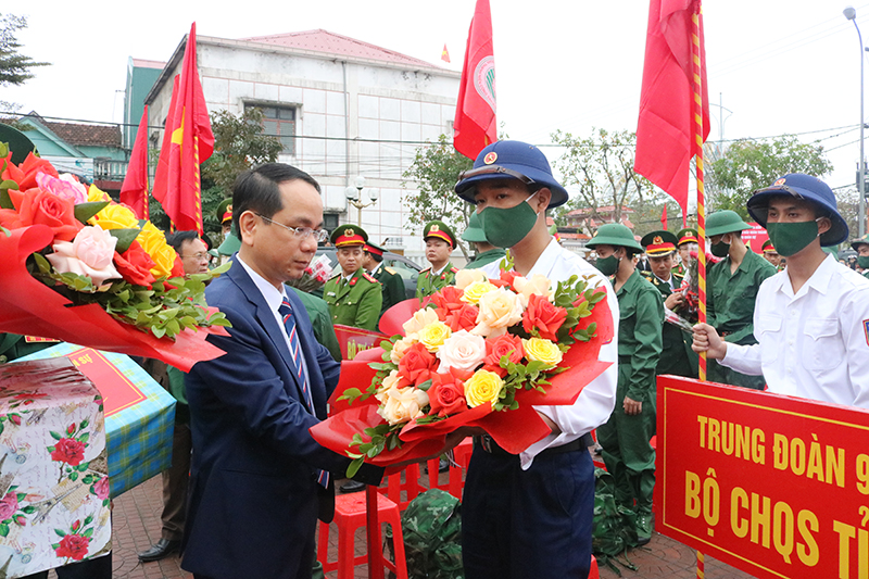 Phó Chủ tịch UBND tỉnh Phan Mạnh Hùng tặng hoa, dặn dò các tân binh trước khi lên đường.