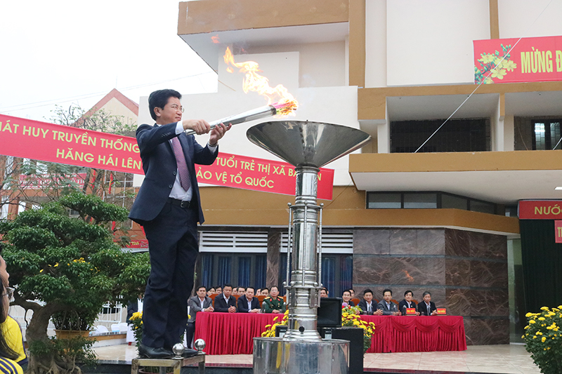 Đồng chí Trương An Ninh, Bí thư Thị ủy Ba Đồn đốt đuốc truyền thống tại lễ giao nhận quân năm 2023