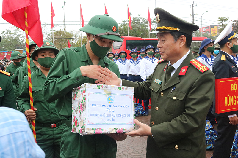 Đại tá Nguyễn Hữu Hợp, Ủy viên Ban Thường vụ Tỉnh ủy, Giám đốc Công an tỉnh tặng quà các tân binh.
