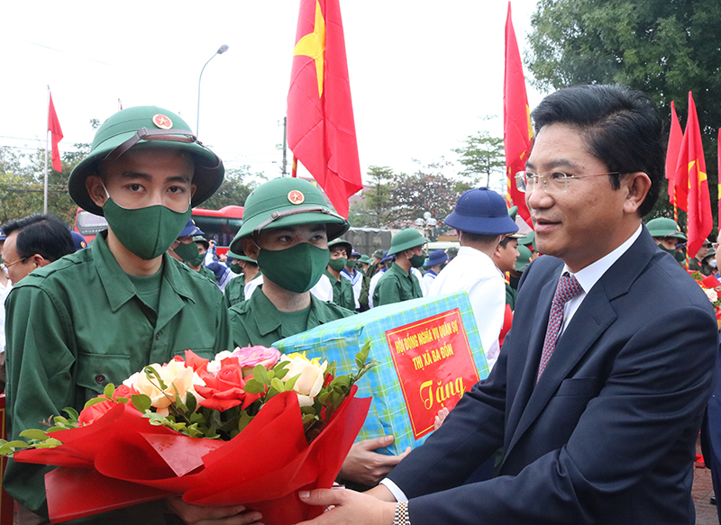 Đồng chí Trương An Ninh, Ủy viên Ban Thường vụ tỉnh ủy, Bí thư thị ủy Ba Đồn tặng hoa chúc mừng các đồng chí tân binh lên đường nhập ngũ năm 2023.