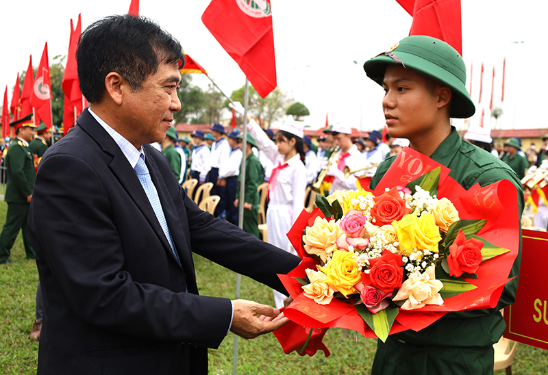 Đồng chí Phó Chủ tịch Thường trực UBND tỉnh Đoàn Ngọc Lâm tặng hoa chúc mừng đơn vị nhận quân.