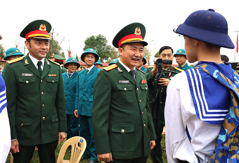 Đồng chí Phó Chính ủy Quân khu 4 Đoàn Xuân Bường động viên các tân binh TP.Đồng Hới.