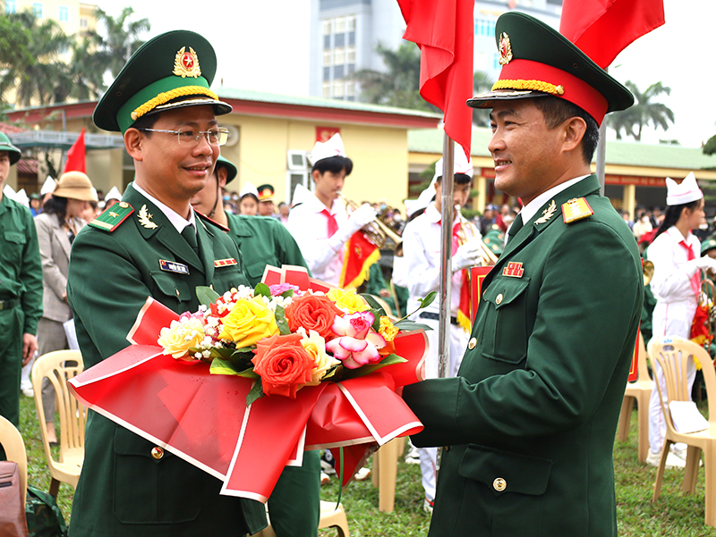 Đồng chí Chỉ huy trưởng Bộ CHQS tỉnh Đoàn Sinh Hòa tặng hoa chúc mừng đơn vị nhận quân.
