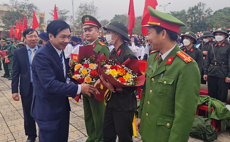 Đồng chí Nguyễn Công Huấn, Ủy viên Ban Thường vụ Tỉnh ủy, Phó Chủ tịch Thường trực HĐND tỉnh tặng hoa chúc mừng các tân binh.