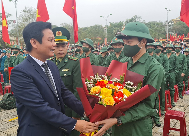 Lãnh đạo huyện Quảng Ninh động viên tân binh lên đường nhập ngũ.