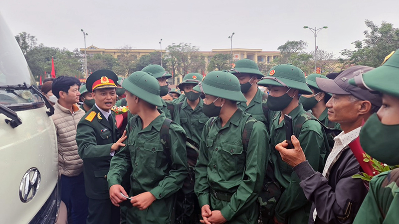 Thanh niên Quảng Ninh hăng hái lên đường nhập ngũ.