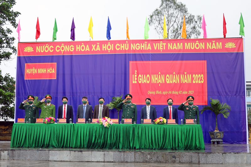 Các đồng chí lãnh đạo tỉnh và huyện Minh Hóa tham dự tại lẫ giao, nhận quân.