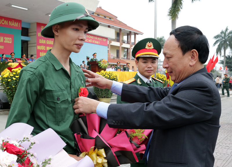 Đồng chí Trần Hải Châu, Phó Bí thư Thường trực Tỉnh ủy, Chủ tịch HĐND tỉnh động viên tân binh lên đường nhập ngũ tại điểm giao nhận quân huyện Lệ Thủy