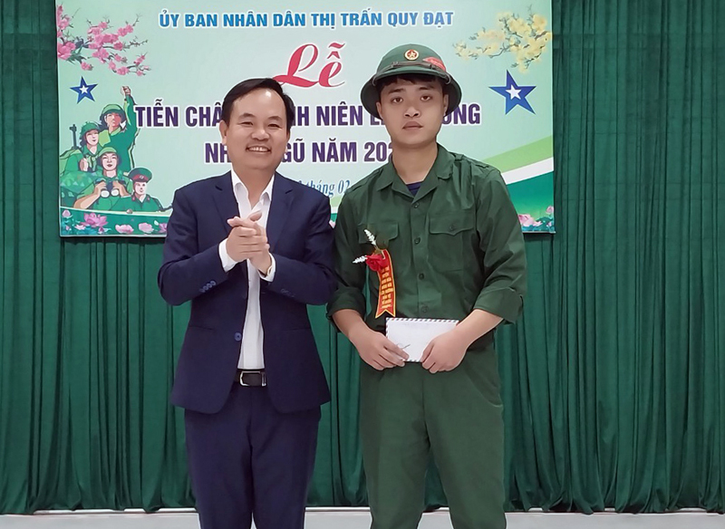 Lãnh đạo thị trấn Quy Đạt tặng quà chúc mừng tân binh Trần Hoàng Tuấn Khanh