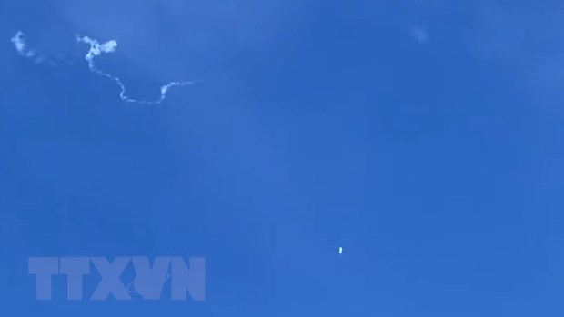 Khinh khí cầu của Trung Quốc sau khi bị máy bay chiến đấu Mỹ bắn hạ ngoài khơi Carolina, ngày 4/2. (Ảnh: AFP/TTXVN)