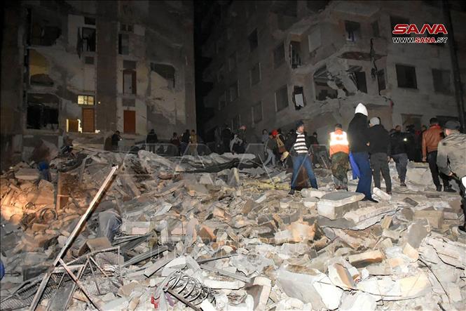 Lực lượng cứu hộ tìm kiếm nạn nhân dưới đống đổ nát sau trận động đất tại Hama, Syria ngày 6/2/2023. Ảnh: AFP/TTXVN