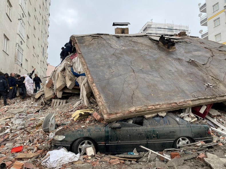 Quang cảnh đống đổ nát do trận động đất ở Diyarbakir, Thổ Nhĩ Kỳ. (Ảnh: Reuters)