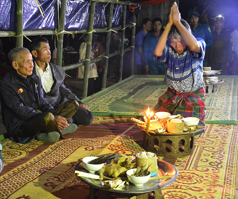 Già làng Đinh Xon thực hiện các nghi lễ cúng Giàng.