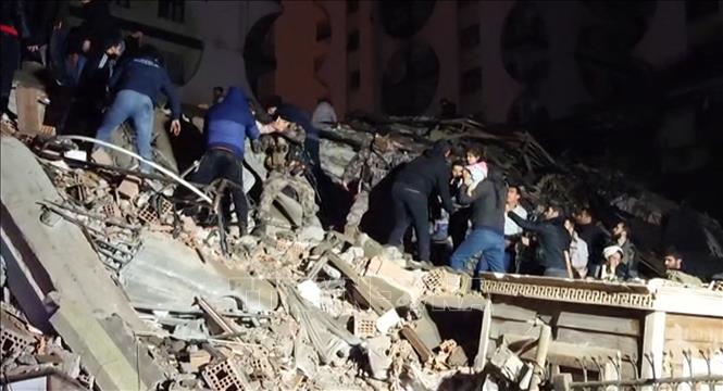 Lực lượng cứu hộ tìm kiếm các nạn nhân dưới đống đổ nát của những tòa nhà bị sập, sau trận động đất tại Diyarbakir, Đông Nam Thổ Nhĩ Kỳ, ngày 6/2/2023. Ảnh: AFP/TTXVN