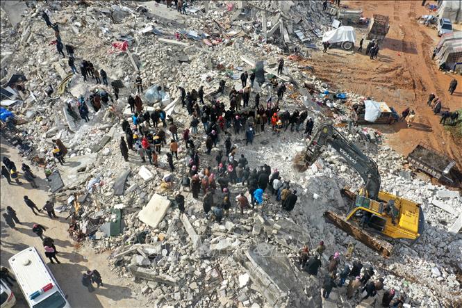 Lực lượng cứu hộ và tình nguyện viên tìm kiếm các nạn nhân và người sống sót mắc kẹt trong đống đổ nát sau động đất mạnh ở làng Besnia, gần thị trấn Harim, tỉnh Idlib (Syria), giáp giới Thổ Nhĩ Kỳ ngày 6/2/2023. Ảnh: AFP/TTXVN