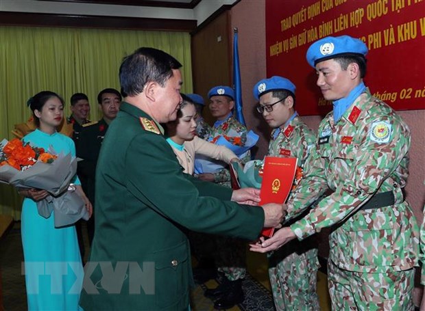 Thượng tướng Hoàng Xuân Chiến trao quyết định cho các sỹ quan. (Ảnh: Trọng Đức/TTXVN)