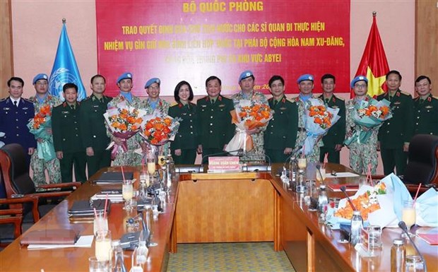 Thượng tướng Hoàng Xuân Chiến và đại diện các cơ quan thuộc Bộ Quốc phòng chúc mừng các sỹ quan lên đường nhận nhiệm vụ và các sĩ quan vừa hoàn thành nhiệm vụ trở về. (Ảnh: Trọng Đức/TTXVN)