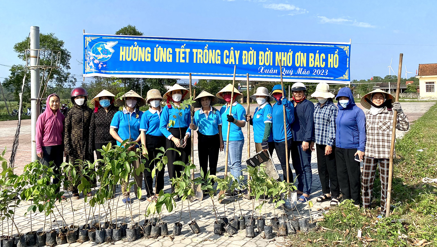 Cán bộ, hội viên Hội LHPN xã Cam Thủy (huyện Lệ Thủy) hưởng ứng Tết trồng cây đời đời nhớ ơn Bác Hồ vào sáng 7/2/2023