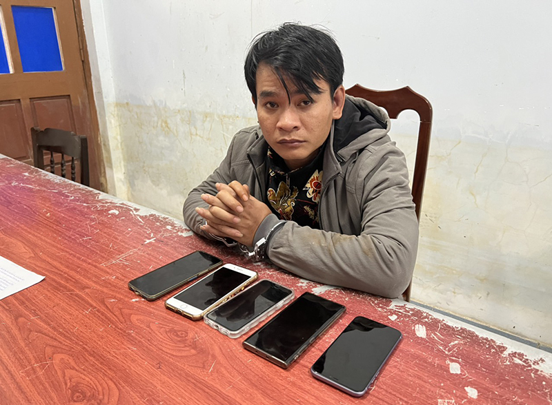 Đối tượng Lê Văn Hưng tại Cơ quan Cảnh sát điều tra Công an huyện Lệ Thủy.