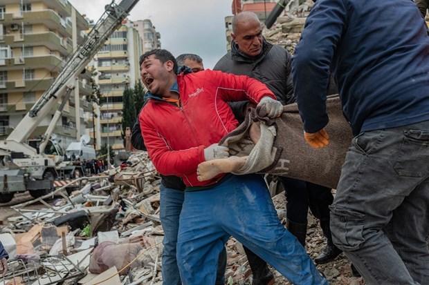 Lực lượng cứu hộ chuyển thi thể nạn nhân thiệt mạng sau trận động đất tại Adana, Thổ Nhĩ Kỳ, ngày 6/2/2023. (Ảnh: AFP/TTXVN)