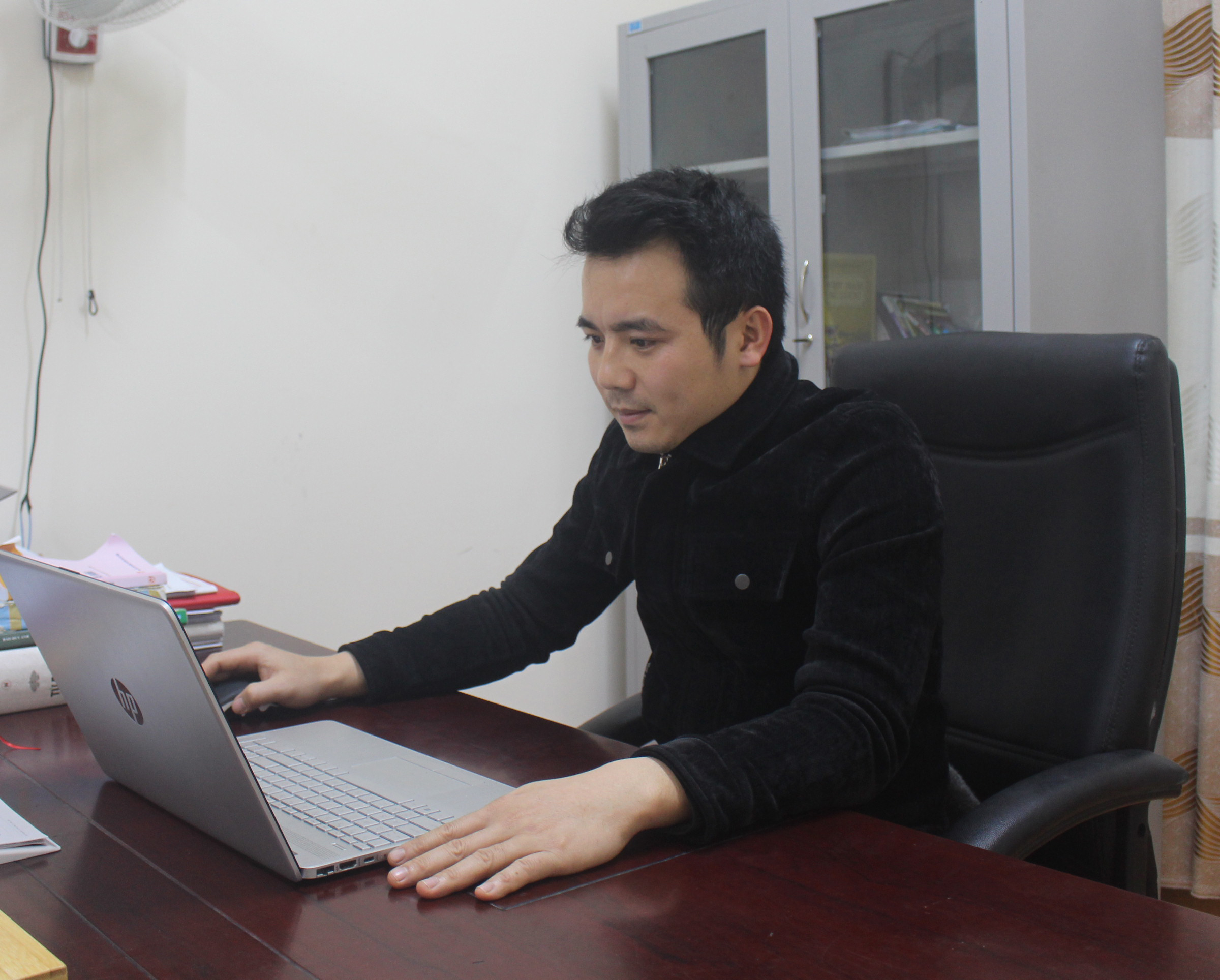 Anh Đinh Quốc Cường, Phó Giám đốc TTCT huyện Minh Hóa luôn nỗ lực học tập để hoàn thiện bản thân.