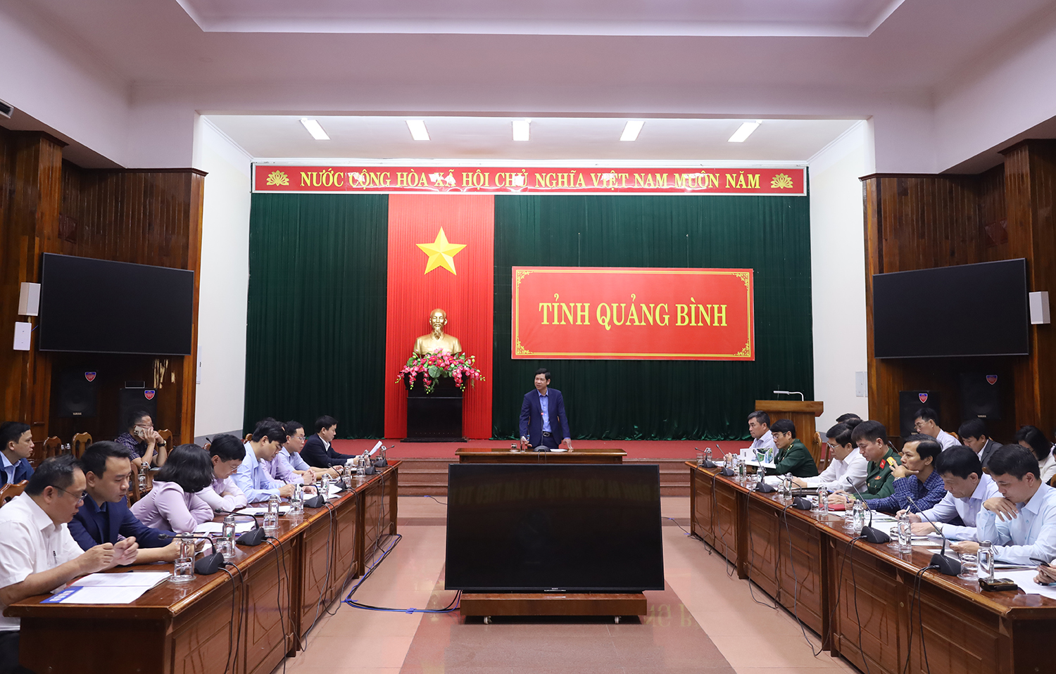 Đồng chí Phó Chủ tịch UBND tỉnh Hồ An Phong phát biểu tại hội nghị.