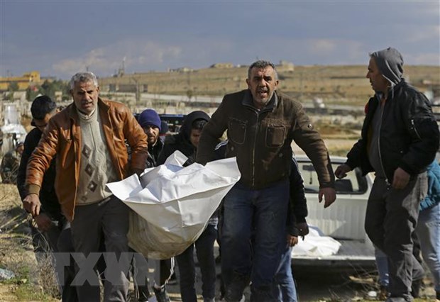 Chuyển thi thể nạn nhân sau trận động đất tại thành phố Aleppo, miền Bắc Syria ngày 7/2/2023. (Ảnh: AFP/TTXVN)