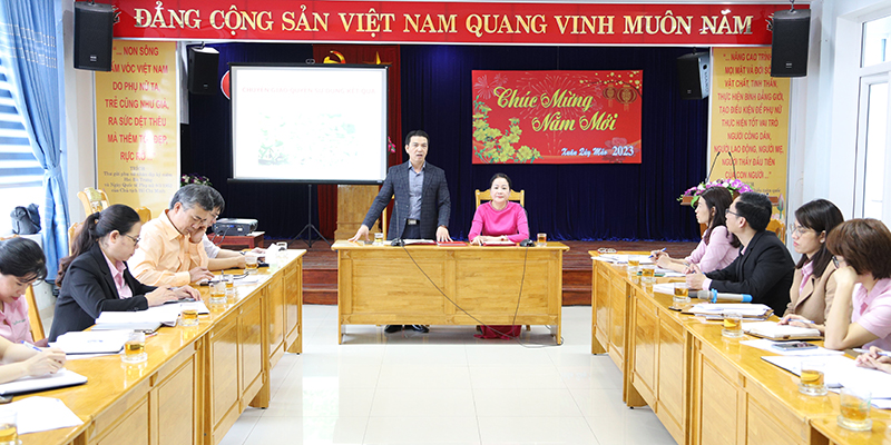 Đại diện Sở KH-CN chuyển giao kết quả nhiệm vụ sự nghiệp KH-CN “Trồng thử nghiệm cây sa sâm trên vùng đất cát ven biển Quảng Bình” cho Hội LHPN tỉnh.