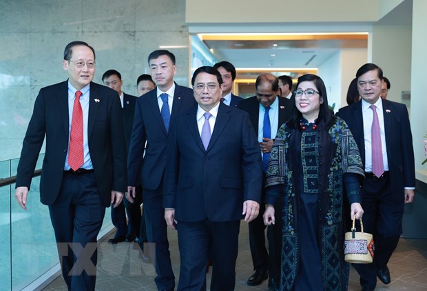 Cán bộ, nhân viên Đại sứ quán và cộng đồng người Việt Nam đón Thủ tướng Phạm Minh Chính và Phu nhân tại sân bay Changi. (Ảnh: Dương Giang/TTXVN)