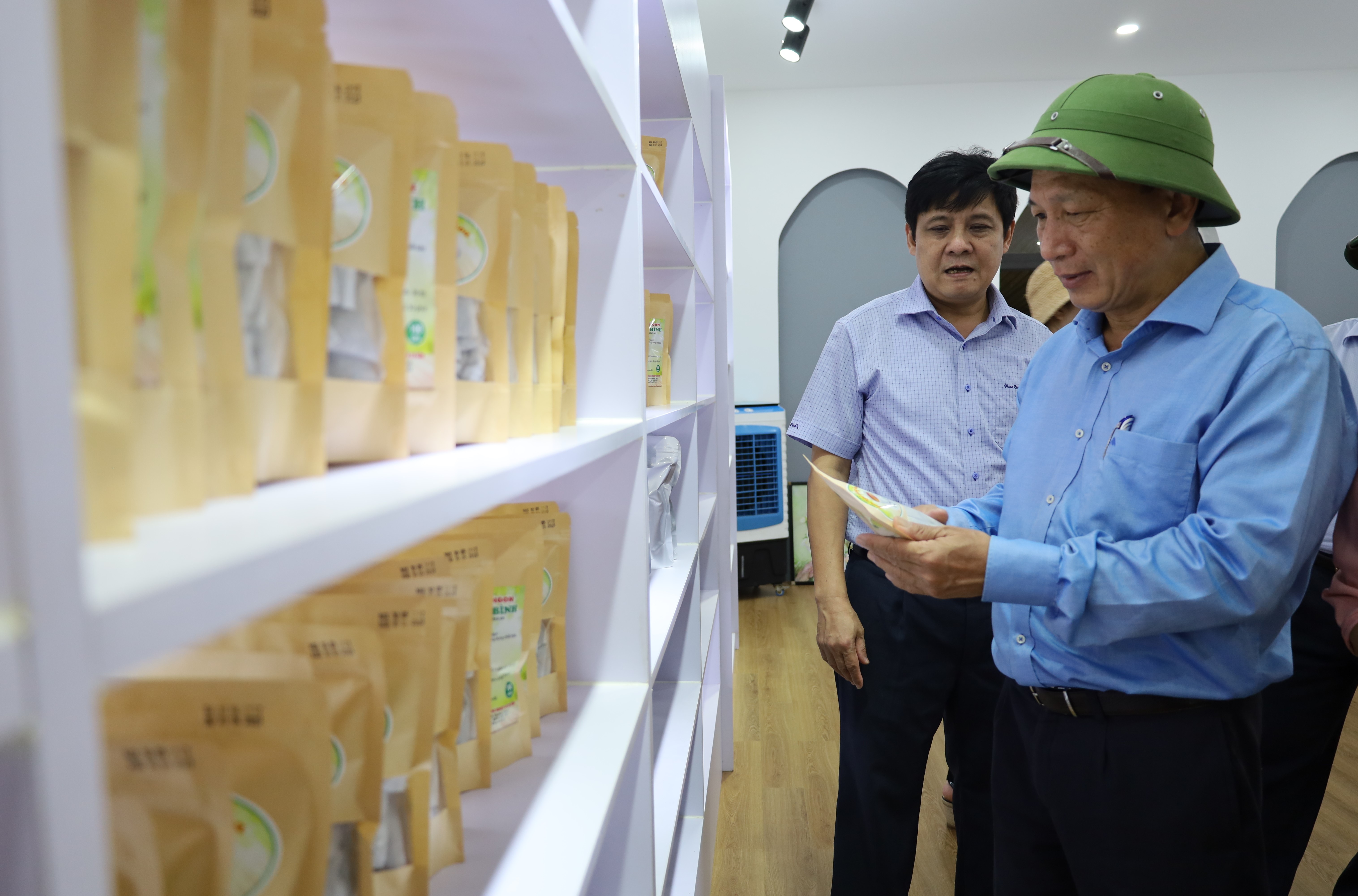 Đồng chí Phó Bí thư Thường trực Tỉnh ủy Trần Hải Châu thăm mô hình sản xuất sản phẩm OCOP tại HTX Sản xuất cây dược liệu sạch và kinh doanh nông nghiệp xã Cự Nẫm (Bố Trạch).