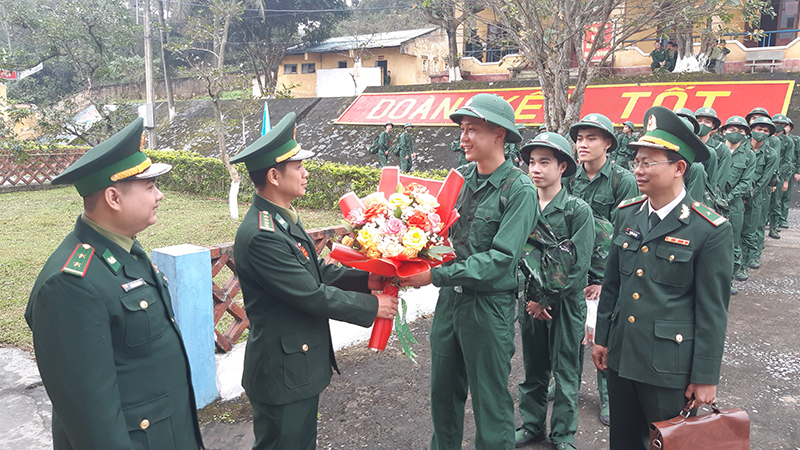 Cán bộ Tiểu đoàn Huấn luyện-Cơ động, Bộ đội Biên phòng tỉnh tặng hoa, đón nhận cho các chiến sỹ mới.  
