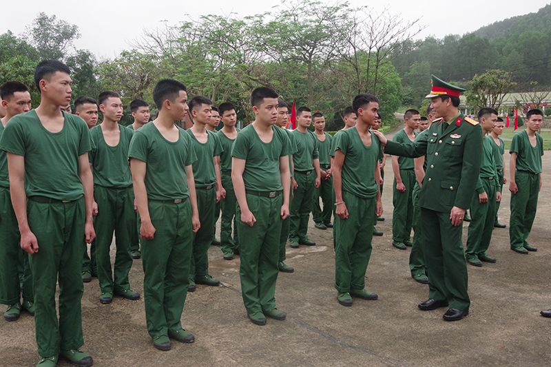 Đại tá Đinh Xuân Hướng, Chính ủy Bộ CHQS tỉnh động viên chiến sỹ mới.