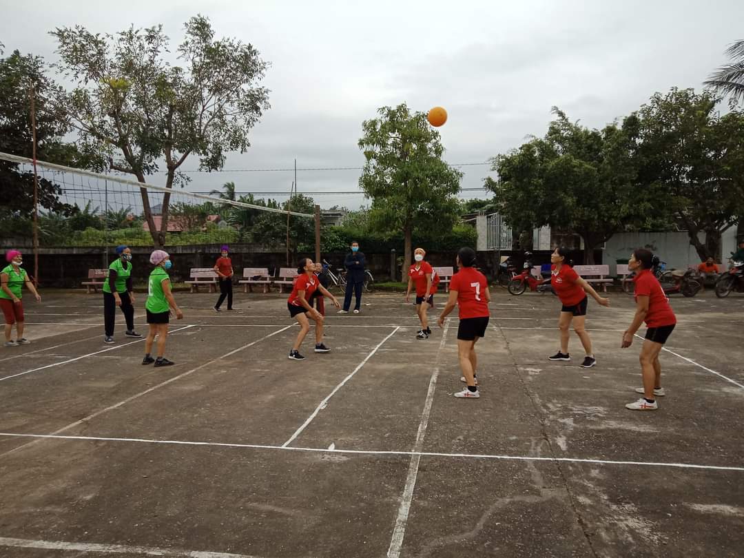 Người dân xã Vĩnh Ninh tập luyện bóng chuyền hơi.