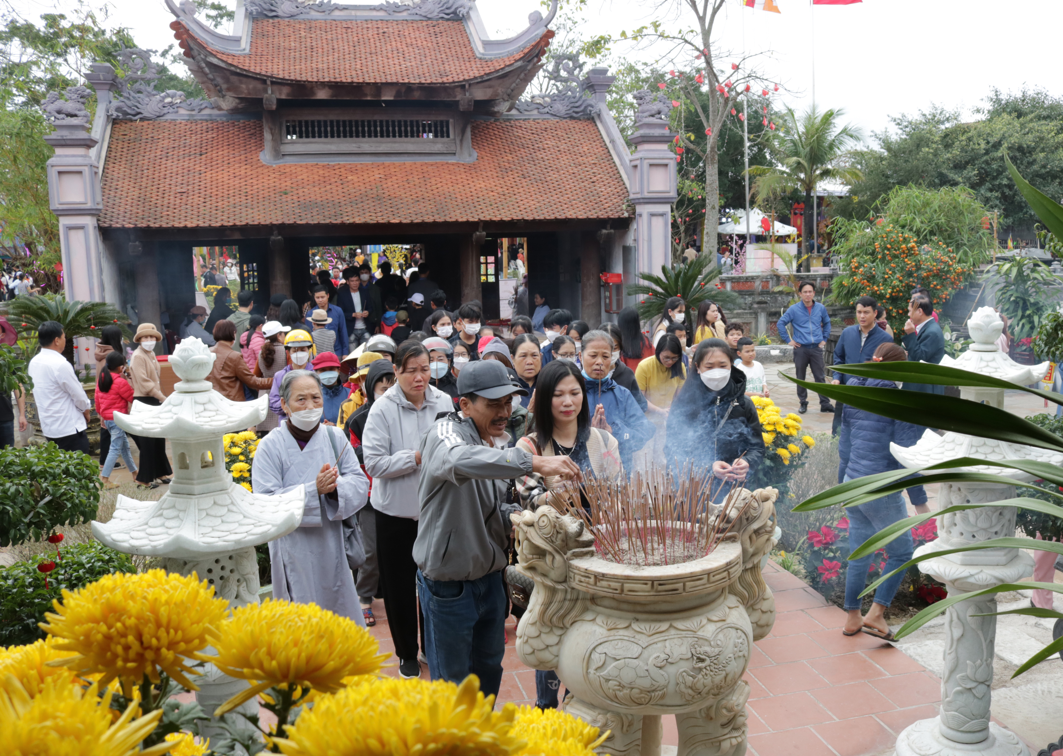 Đông đảo người dân, du khách đến chùa Hoằng Phúc tham dự lễ hội. 