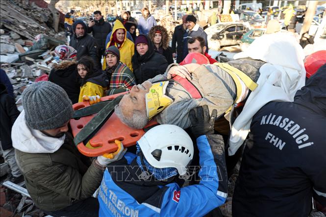 Chuyển người bị thương ra khỏi đống đổ nát sau trận động đất tại Kahramanmaras, Thổ Nhĩ Kỳ ngày 7/2/2023. Ảnh: AFP/TTXVN